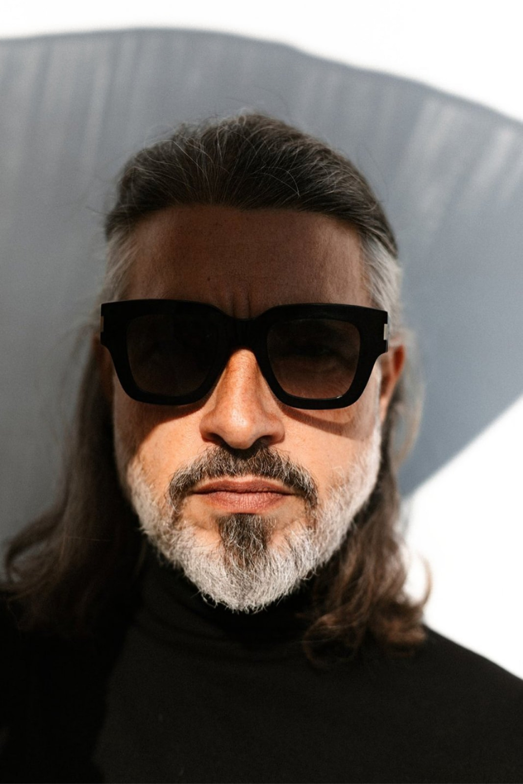 Retrato de hombre con gafas